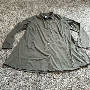 Marla Wynne Dark Gray/Olive Stretch Tech Back Pleat Pocket Shirt Medium